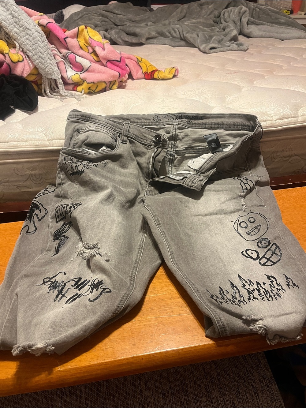 Men's Slim Straight Distressed Gray Jeans with Graphic Details